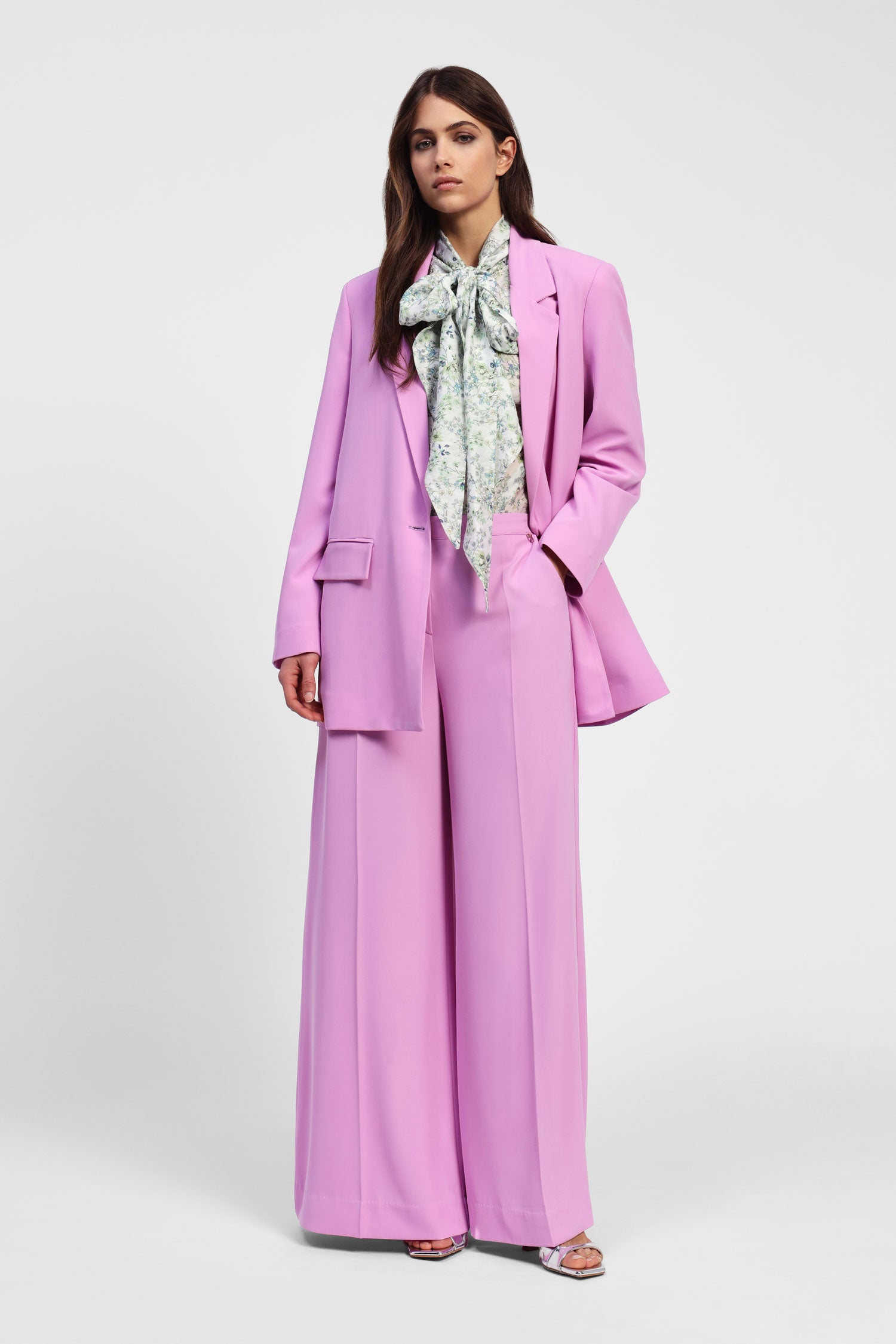 Completo pantalone con chiusura a bottone