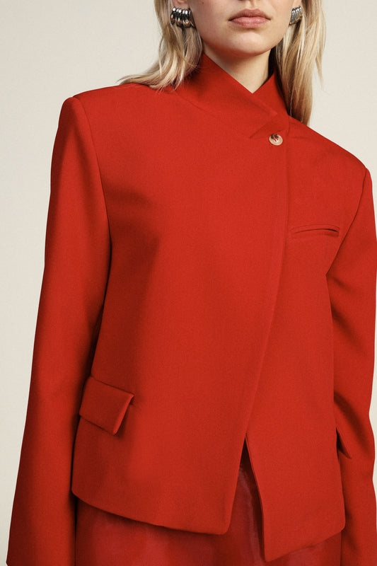 Blazer corto con collo alto e chiusura asimmetrica