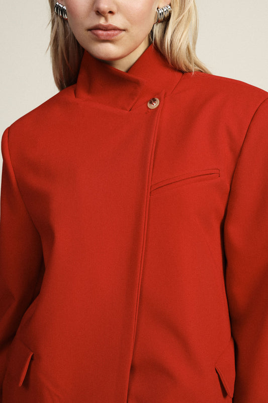 Blazer corto con collo alto e chiusura asimmetrica