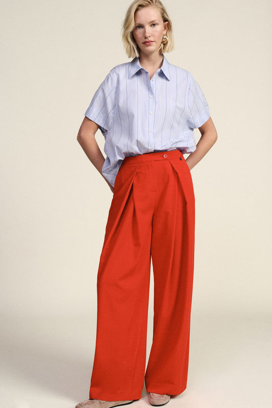 Pantaloni palazzo con pince e chiusura a bottone