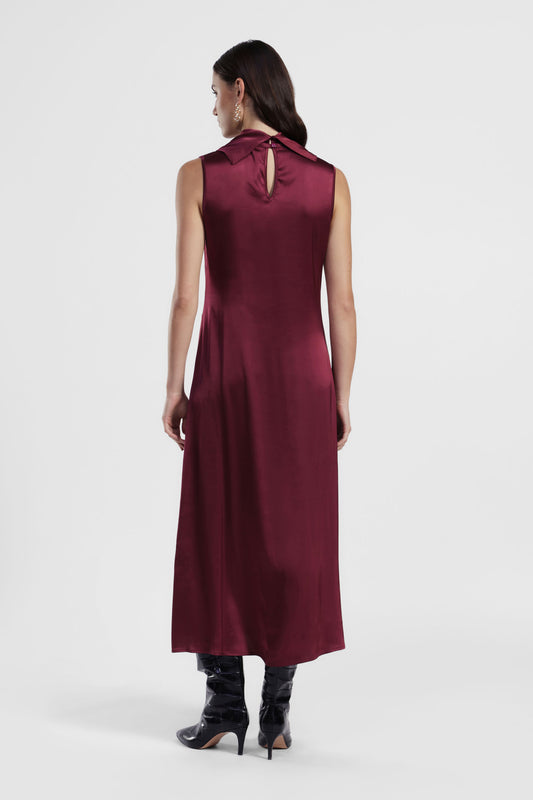 Abito lungo senza maniche con scollo morbido