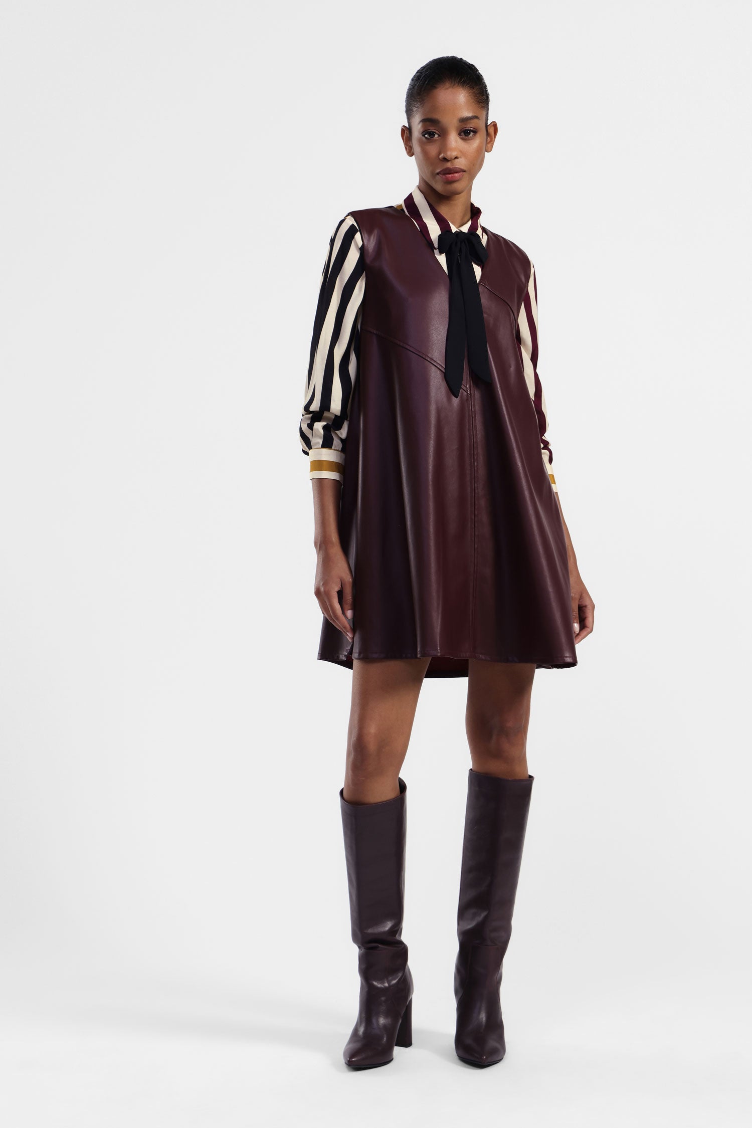 Vestito corto in similpelle con zip
