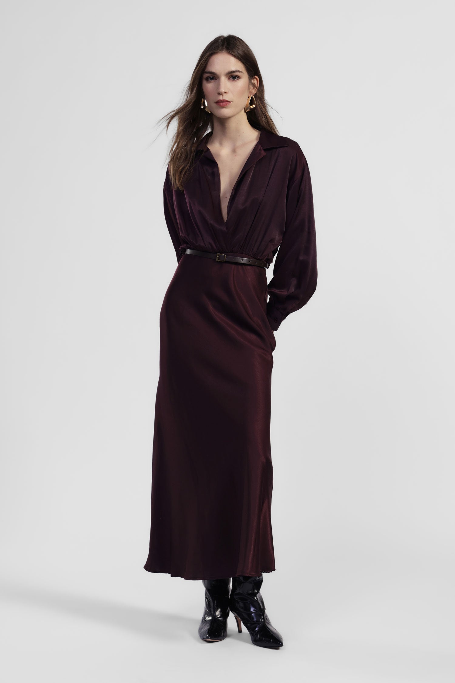 Abito lungo con cintura e maniche lunghe