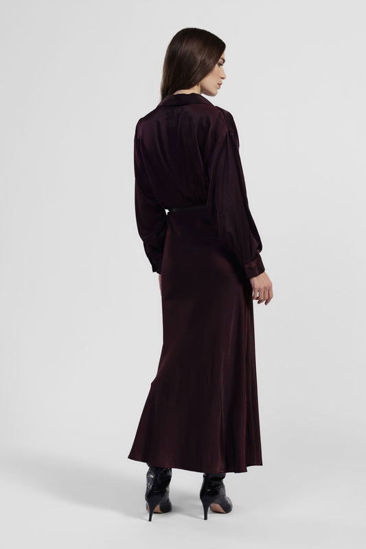 Abito lungo con cintura e maniche lunghe