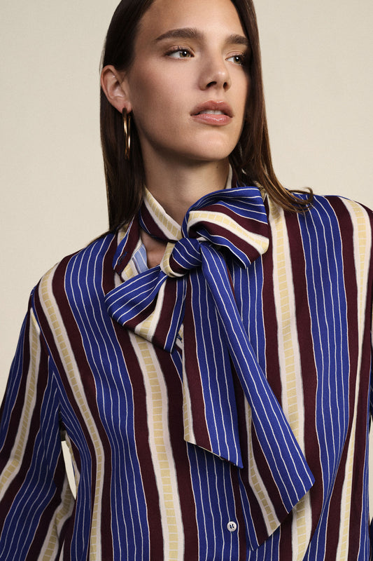 Camicia a righe con fiocco e maniche lunghe