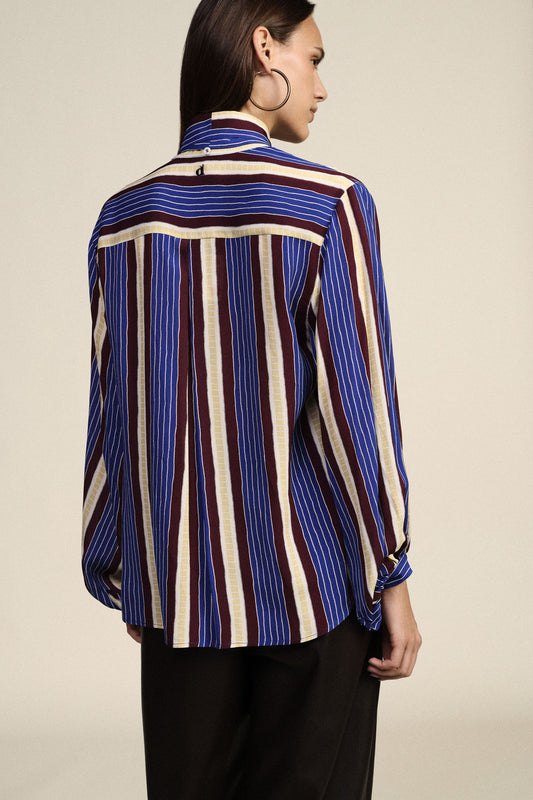 Camicia a righe con fiocco e maniche lunghe
