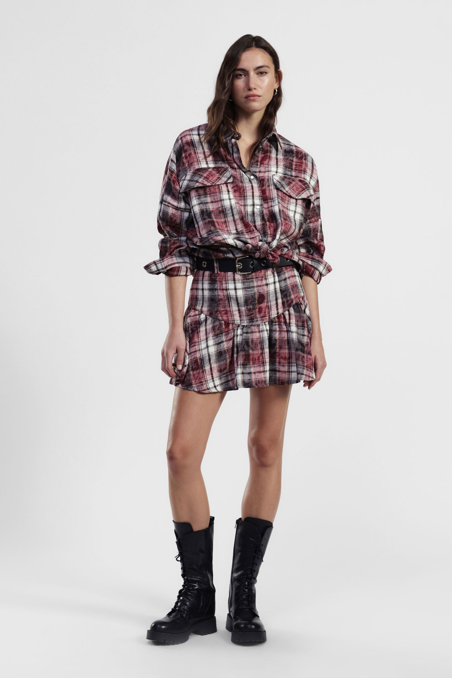 Gonna corta a quadri con cintura e balze