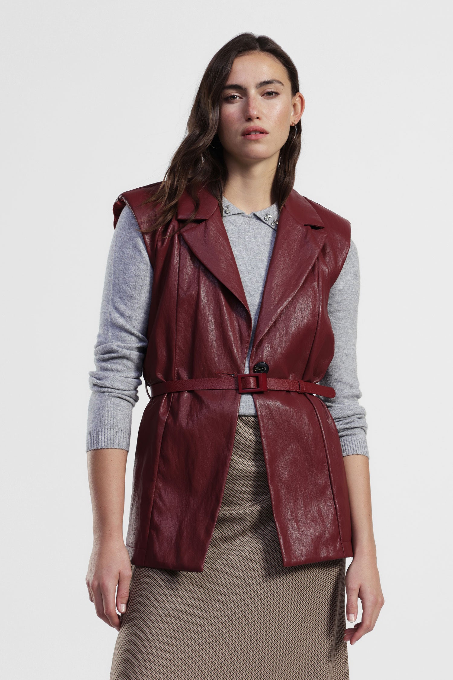 Gilet lungo senza maniche con cintura e revers