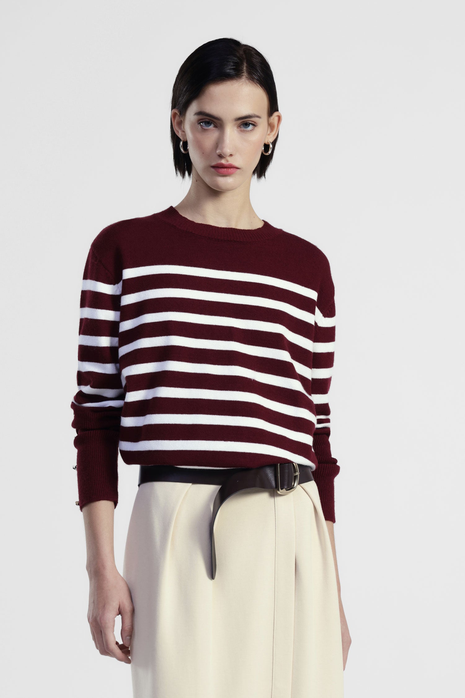 Maglione a righe con bottoni sulle maniche