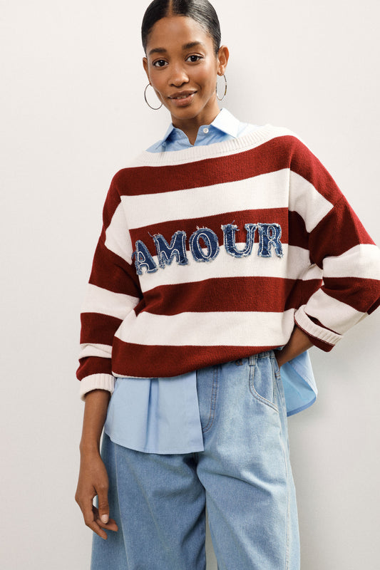 Maglione a righe con scritta frontale e girocollo