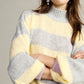 Maglione a righe con collo alto e maniche lunghe