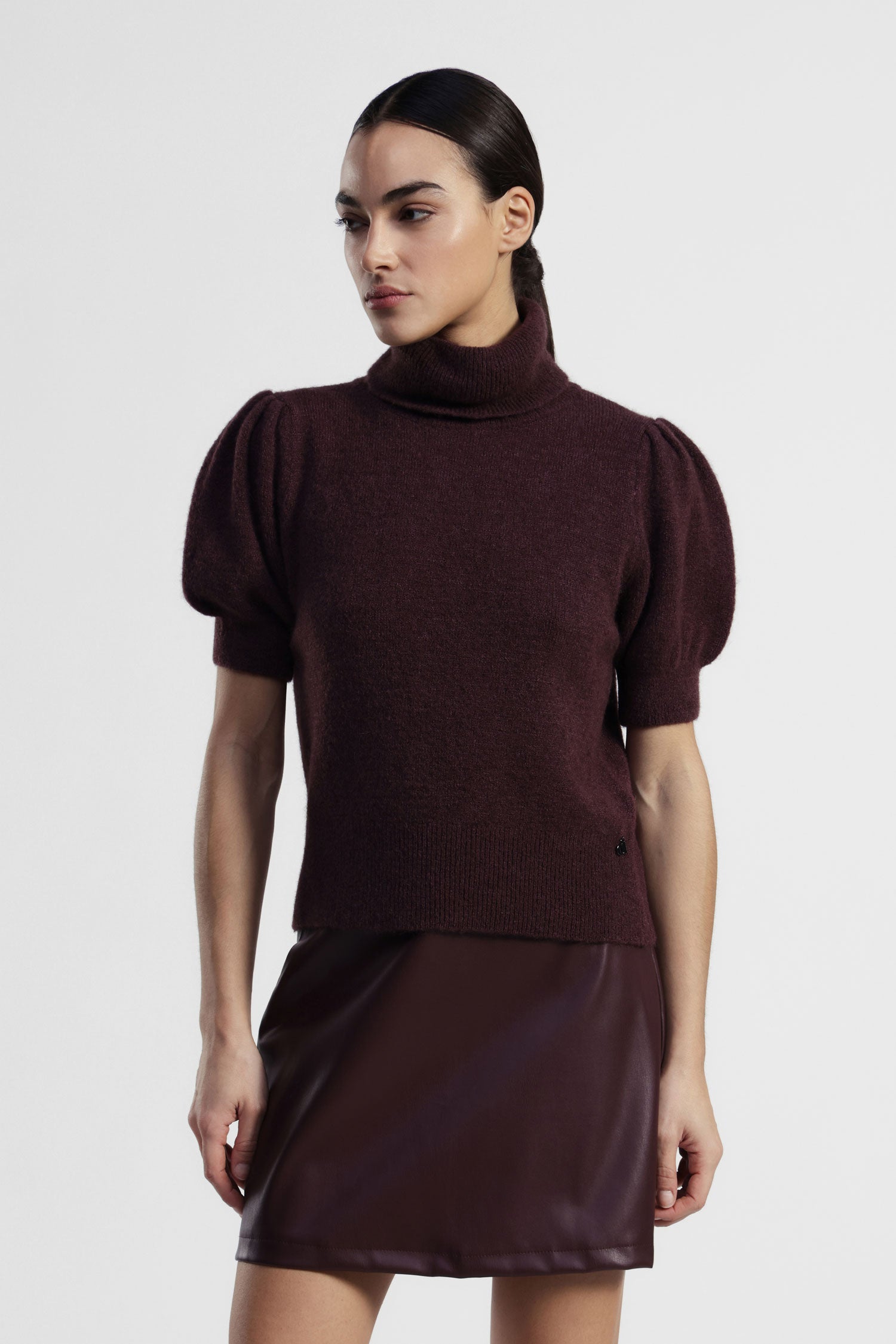 Maglione a collo alto maniche corte a palloncino