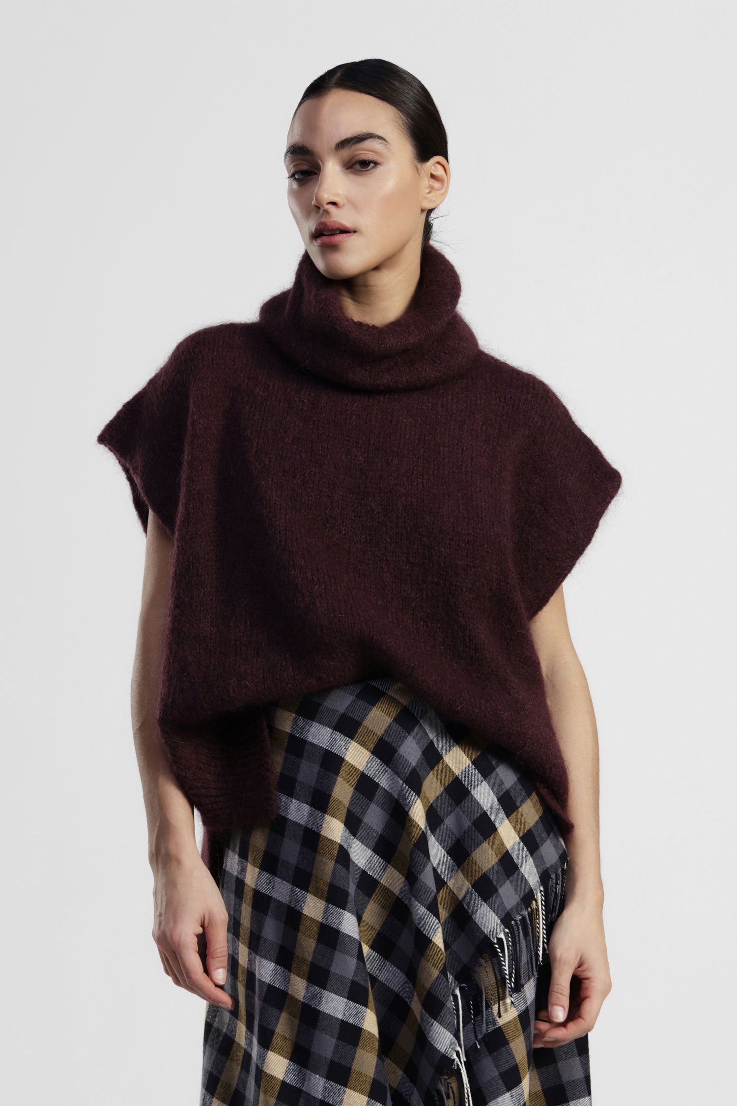 Maglione smanicato con collo alto a costine