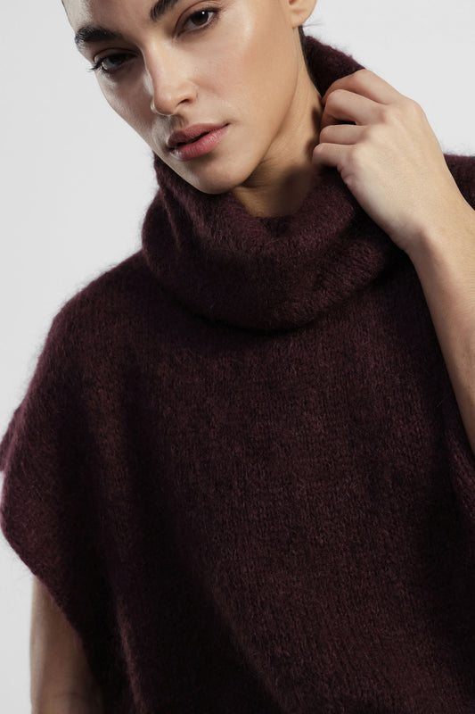 Maglione smanicato con collo alto a costine