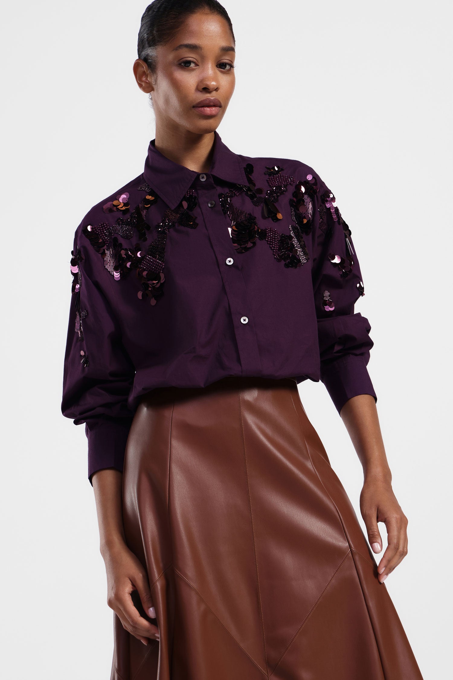 Camicia con ricami e maniche lunghe