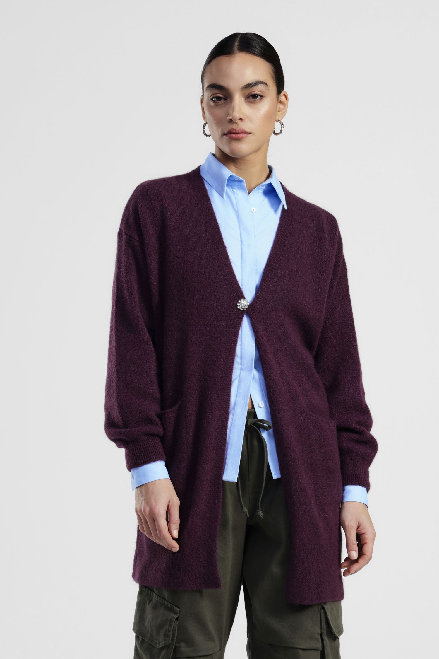 Cardigan lungo con tasche e chiusura gioiello