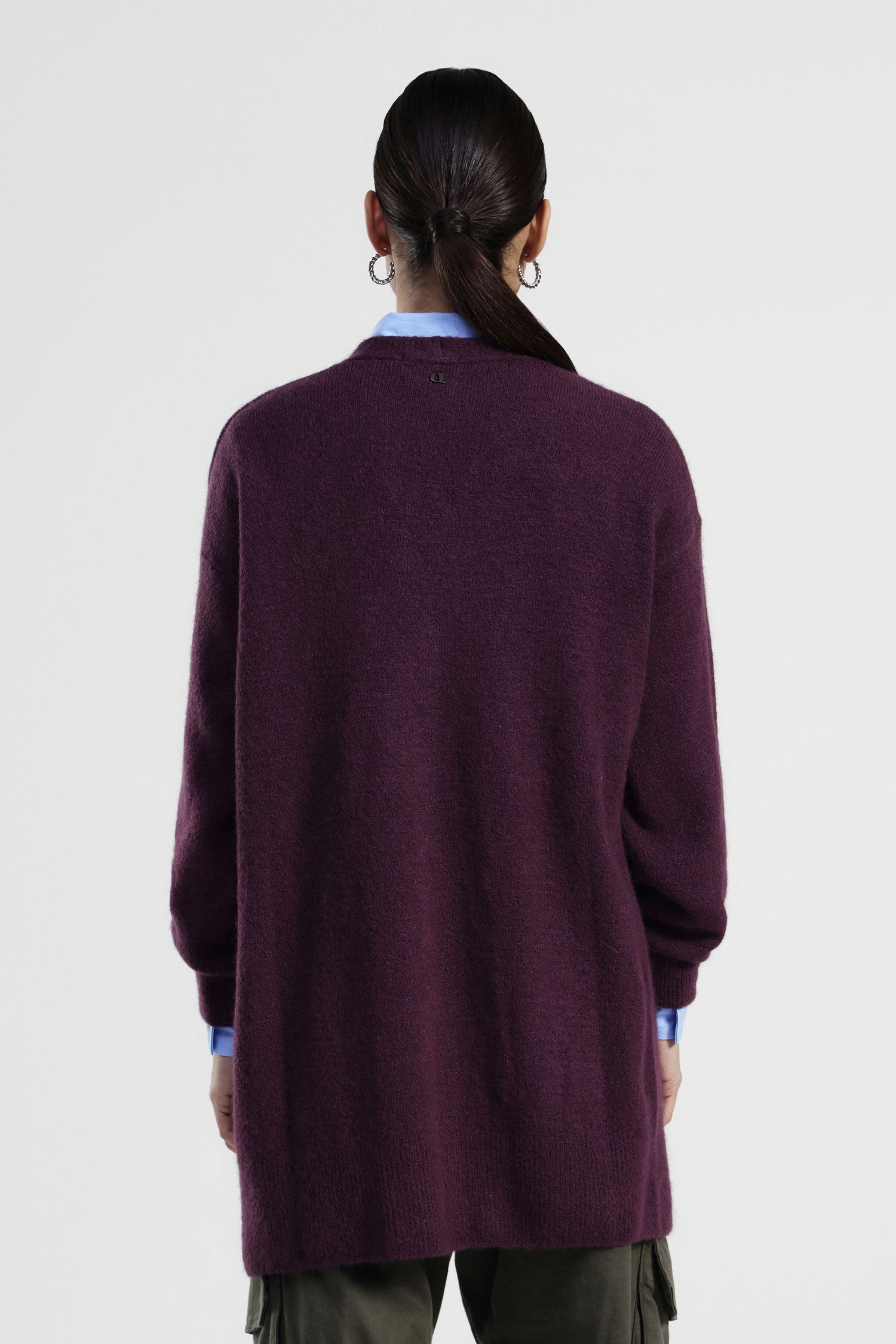 Cardigan lungo con tasche e chiusura gioiello