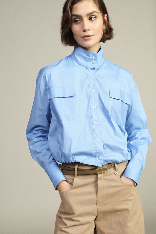 Camicia cropped con tasche frontali e colletto alto