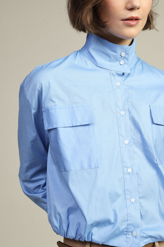 Shirt cropped con collo coreano e tasche