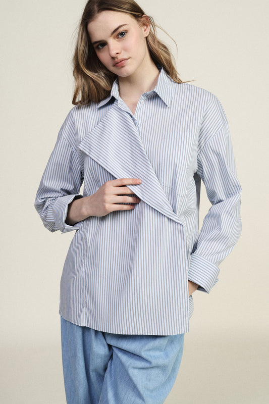 Camicia a righe con collo classico e abbottonatura asimmetrica