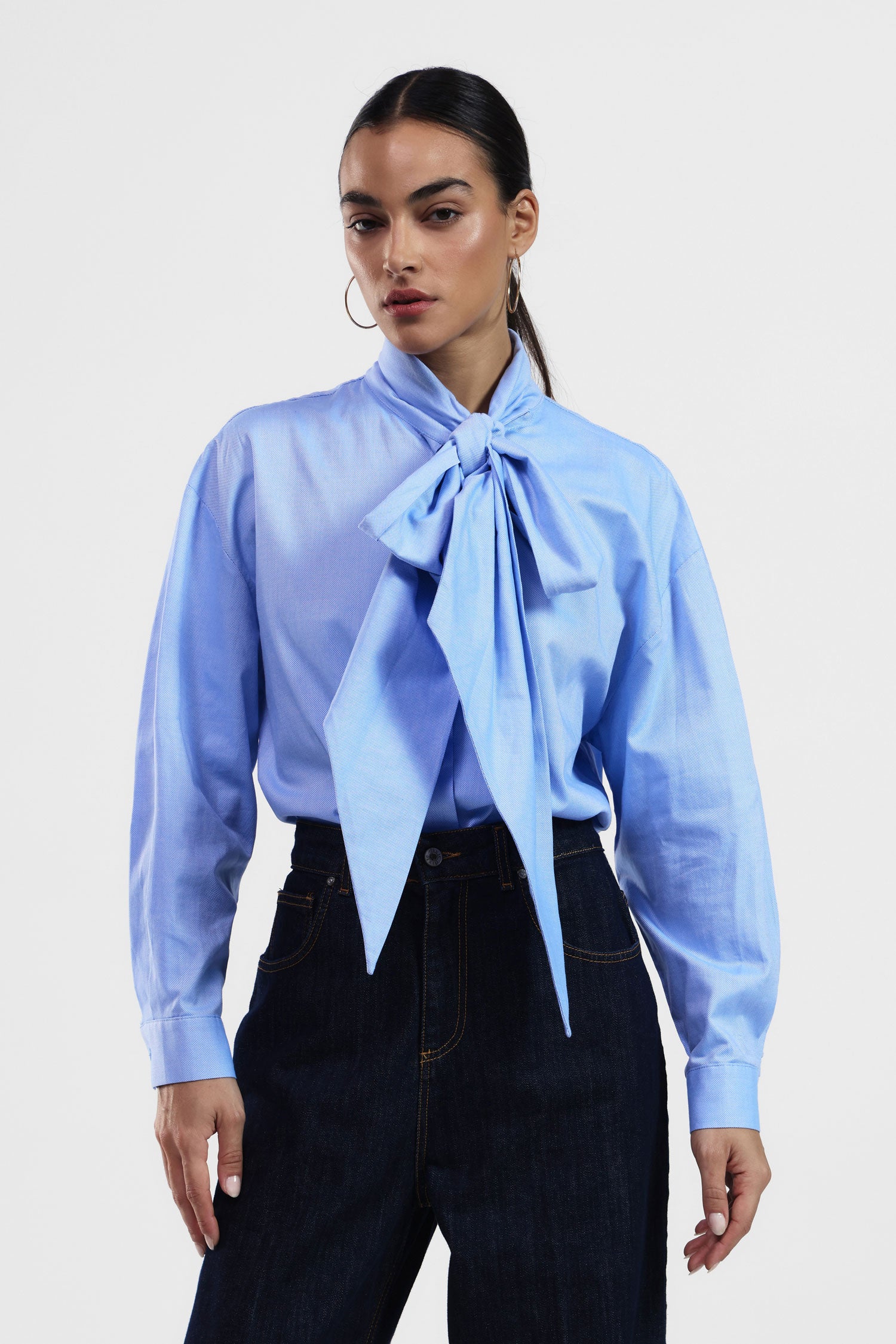 Camicia con lungo fiocco e bottoni