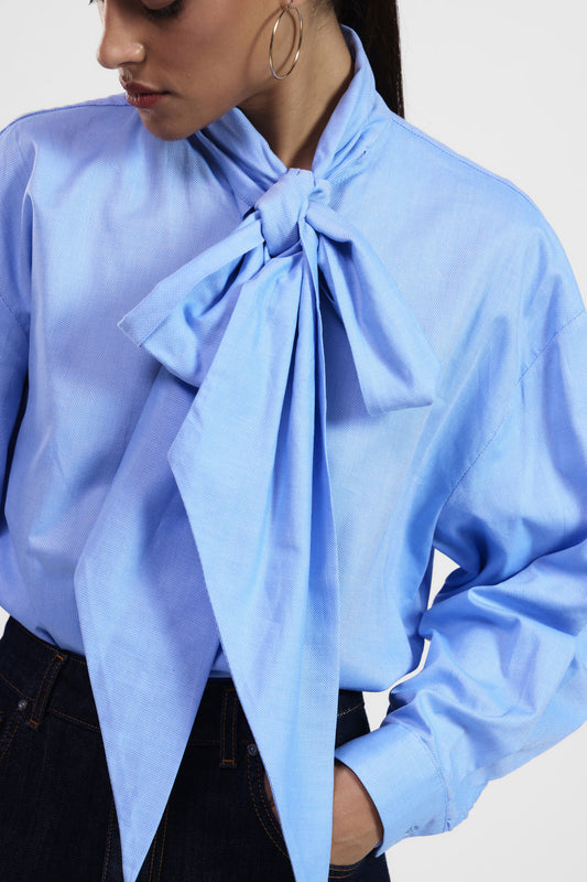 Camicia con lungo fiocco e bottoni