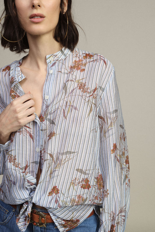Camicia a righe con nodo frontale e stampa floreale