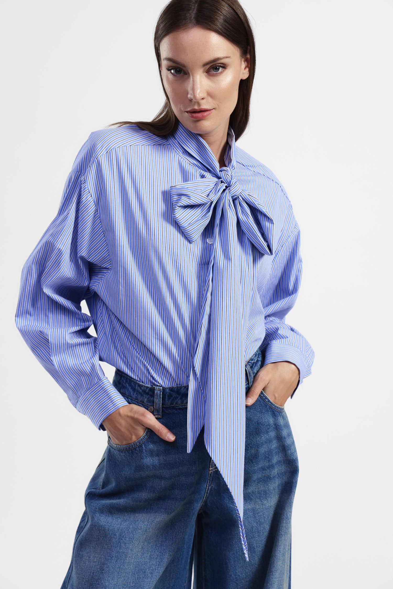 Camicia a righe con nodo