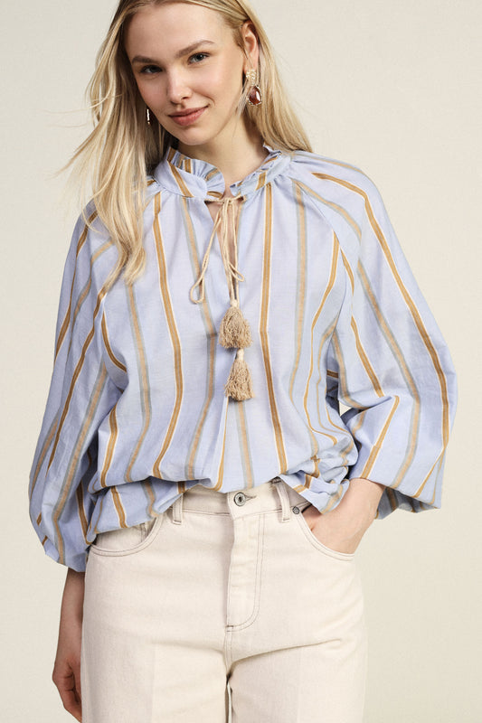 Blusa a righe con maniche ampie e laccetto
