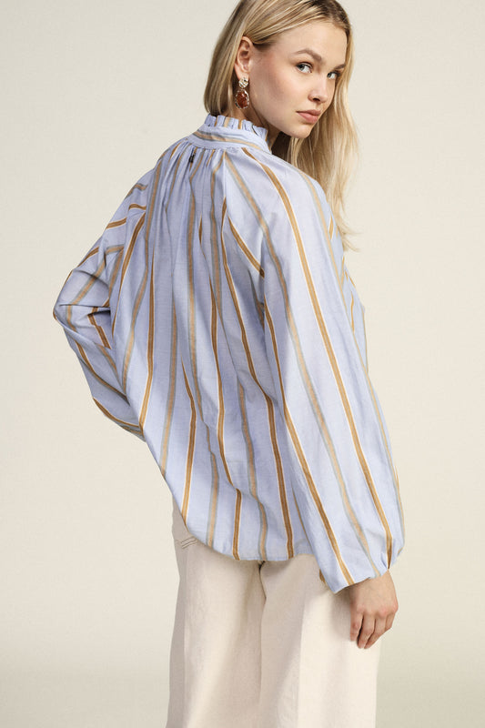 Blusa a righe con maniche ampie e laccetto