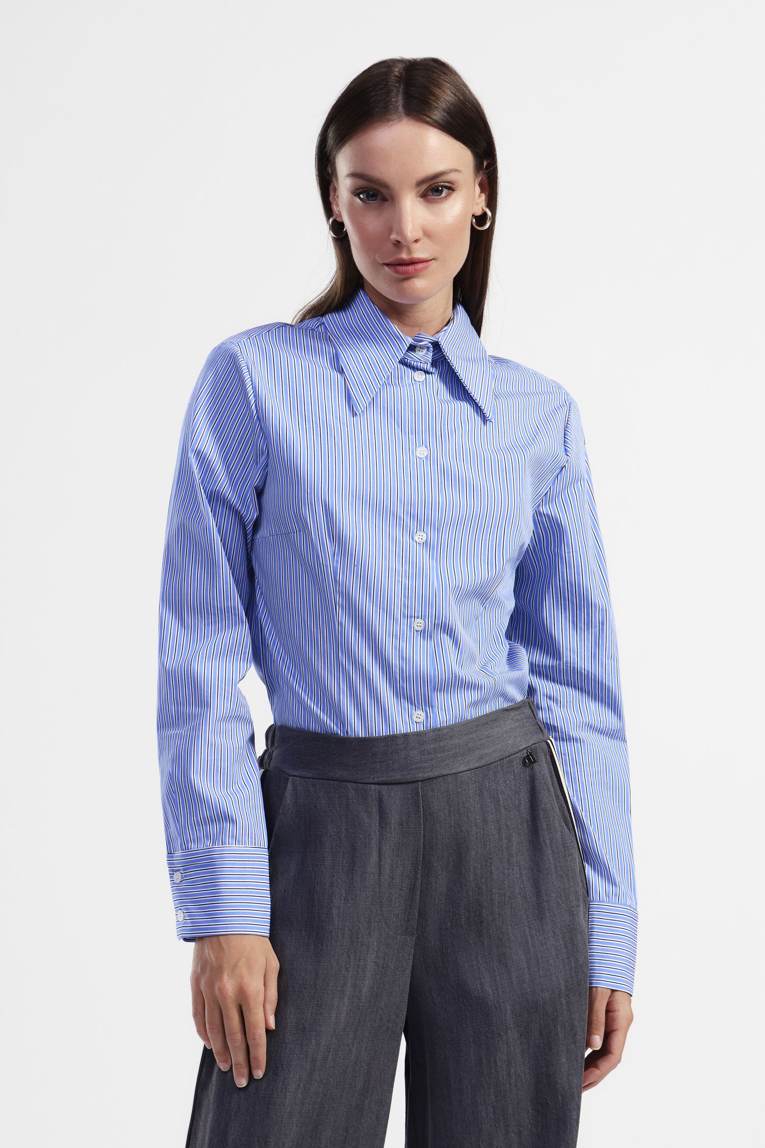 Camicia a righe con collo a punta