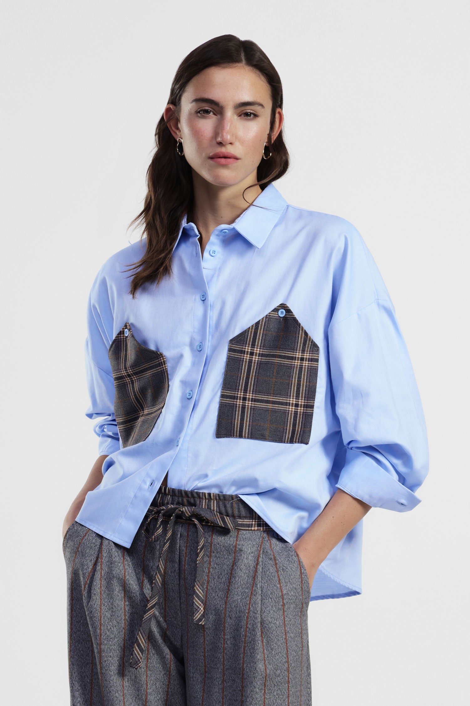 Camicia con maxi tasche a contrasto e taglio dritto