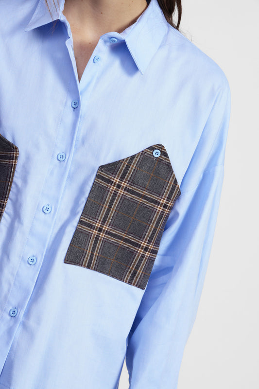 Camicia con maxi tasche a contrasto e taglio dritto