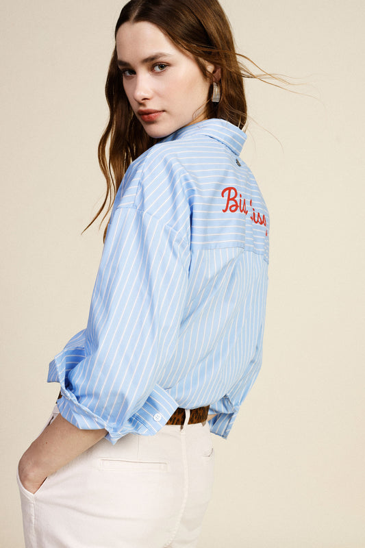 Camicia rigata con taschino e frase stampata