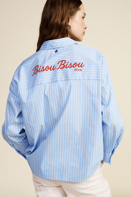 Camicia rigata con taschino e frase stampata