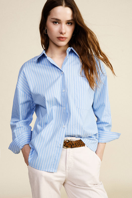 Camicia rigata con taschino e frase stampata