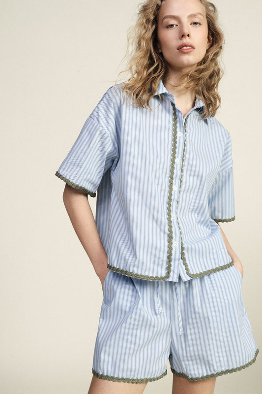 Camicia a righe con profili smerlati e maniche corte