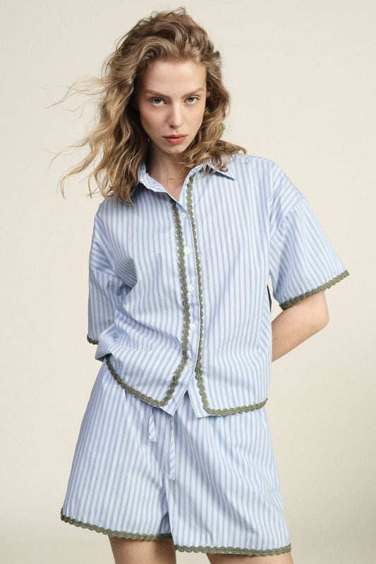 Camicia a righe con profili smerlati e maniche corte