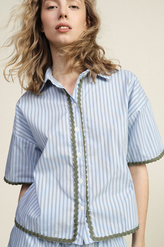 Camicia a righe con profili smerlati e maniche corte