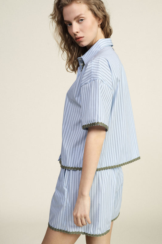 Camicia a righe con profili smerlati e maniche corte