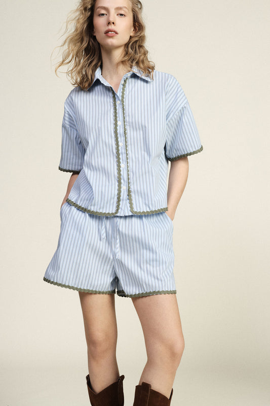 Shorts regular-fit a righe con profili ondulati