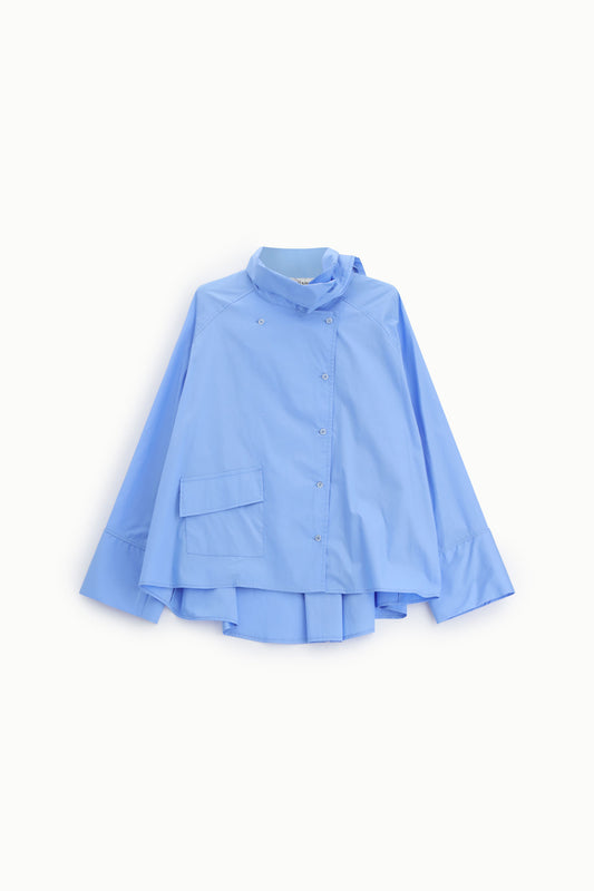 Camicia ampia con collo alto asimmetrico e tasca
