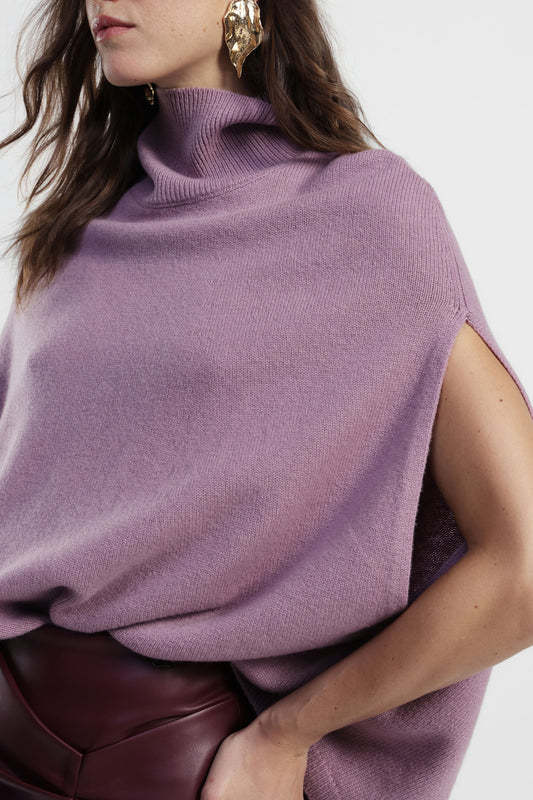 Cappa con collo alto e taglio ampio