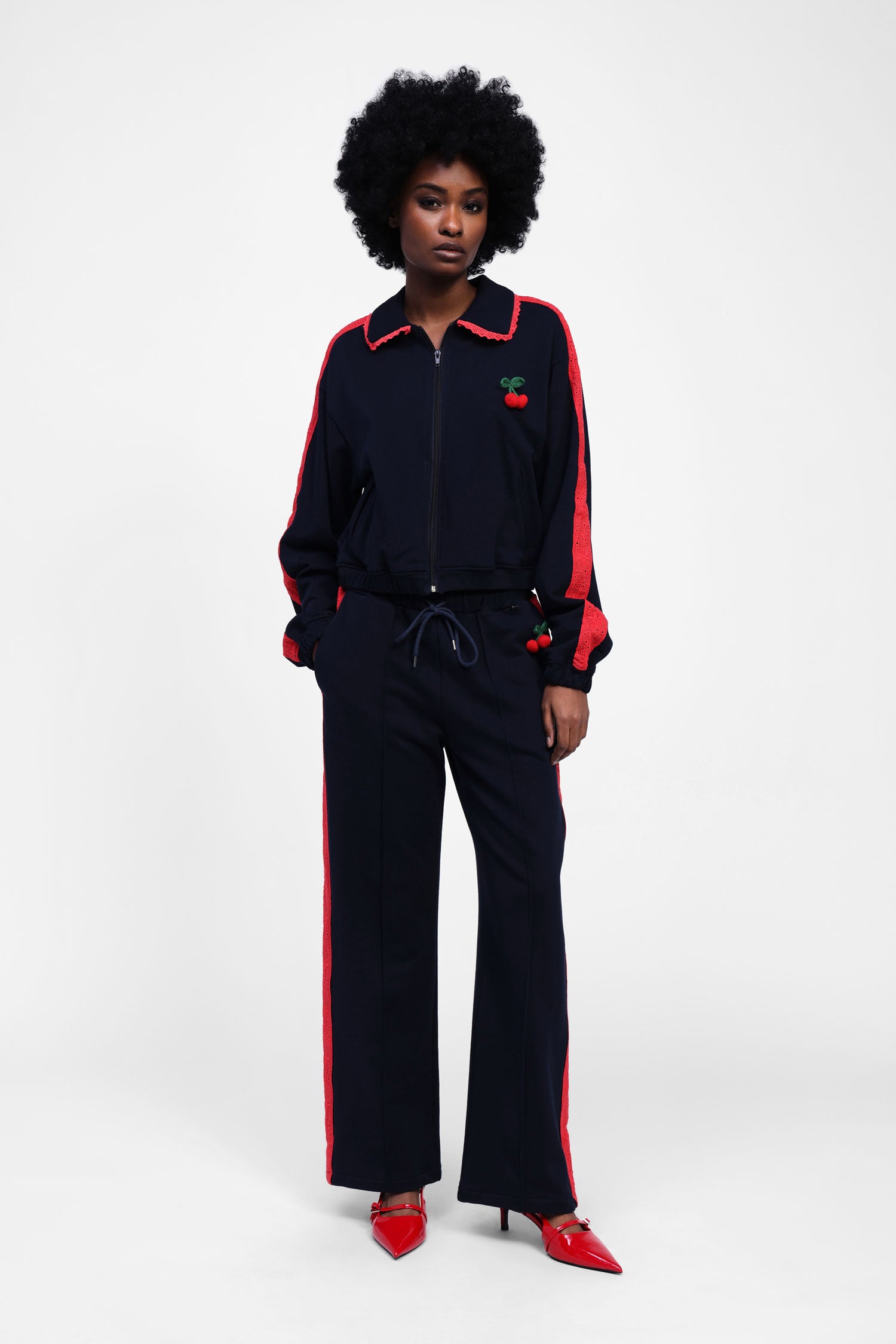 Pantaloni jogging con dettagli traforati