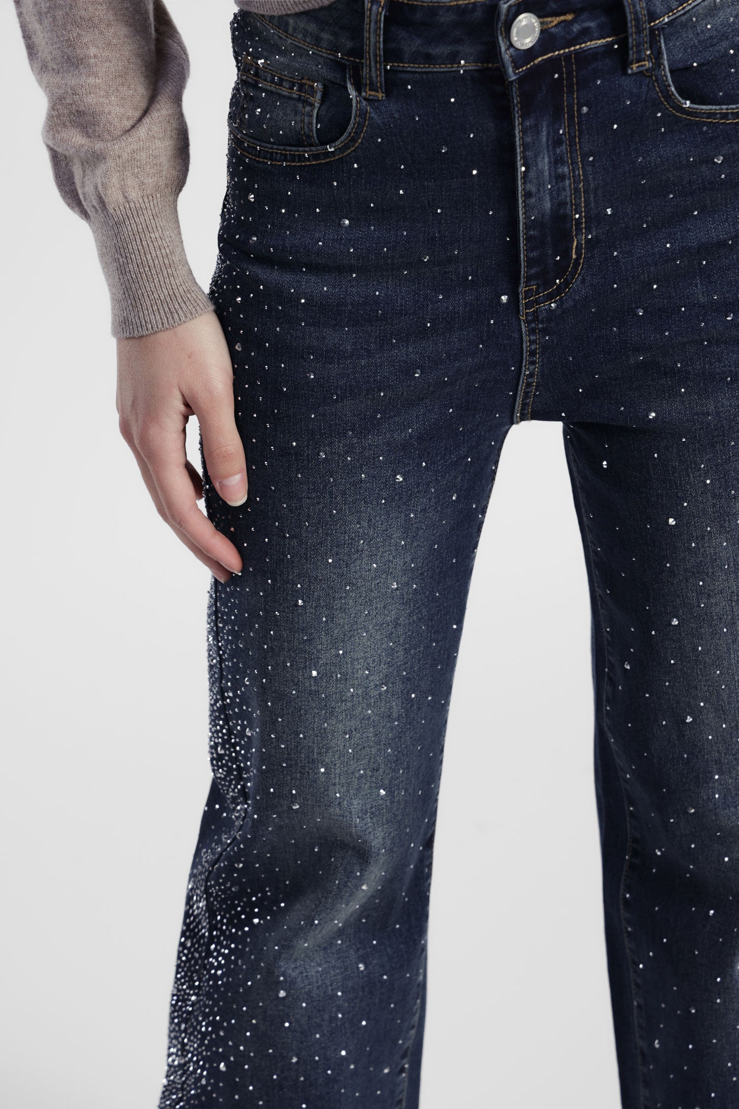 Jeans a gamba ampia con applicazioni decorative