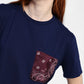 T-shirt con taschino paisley