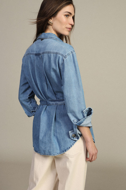 Blazer con cintura e tasche a patta frontali