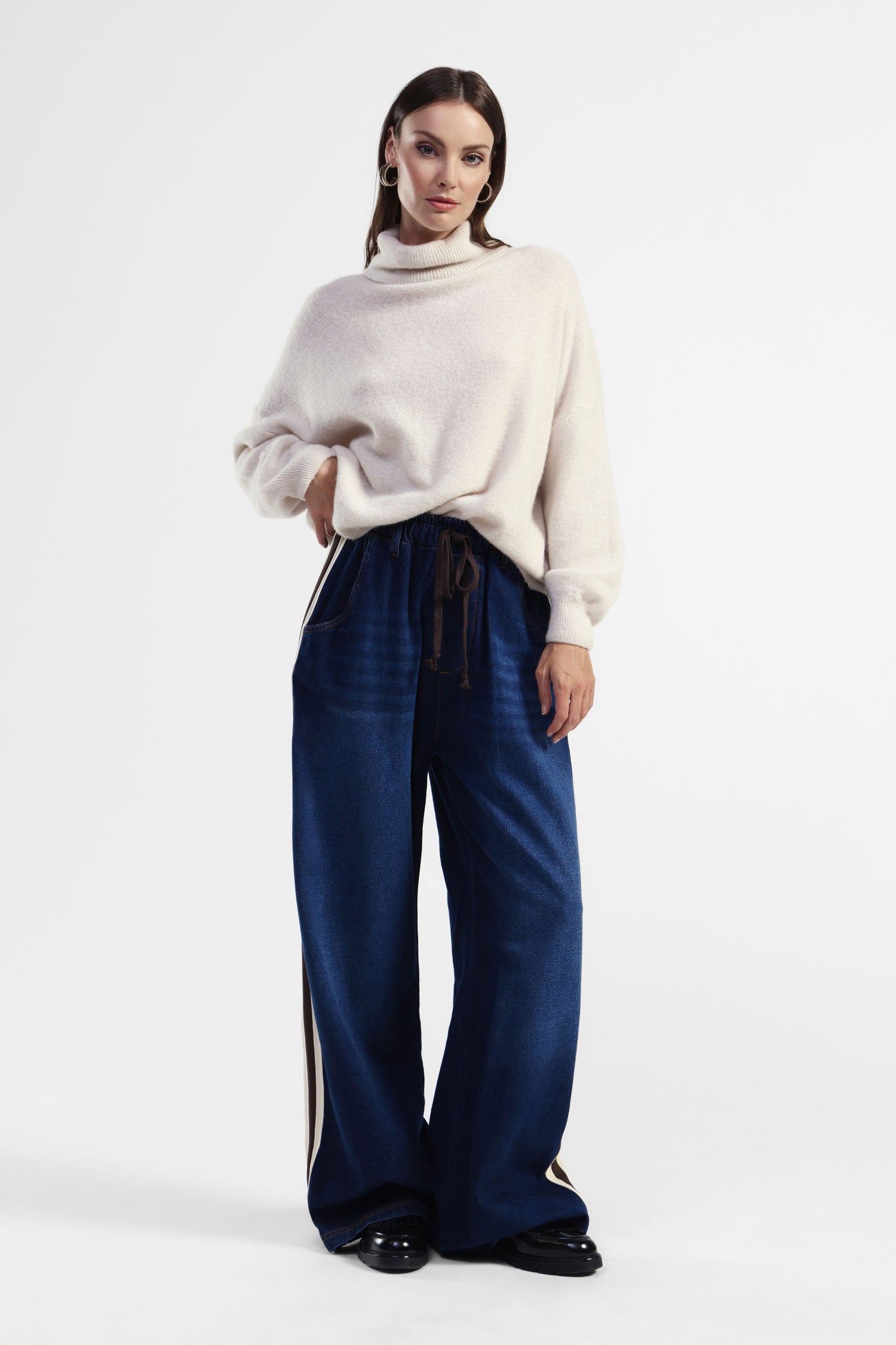 Jeans a gamba ampia con dettagli