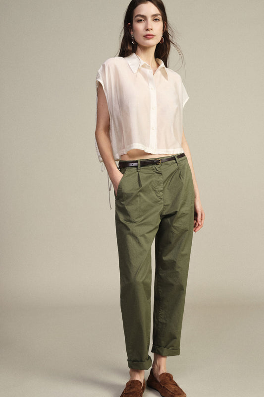 Trousers chino-fit con cintura sottile e risvolti