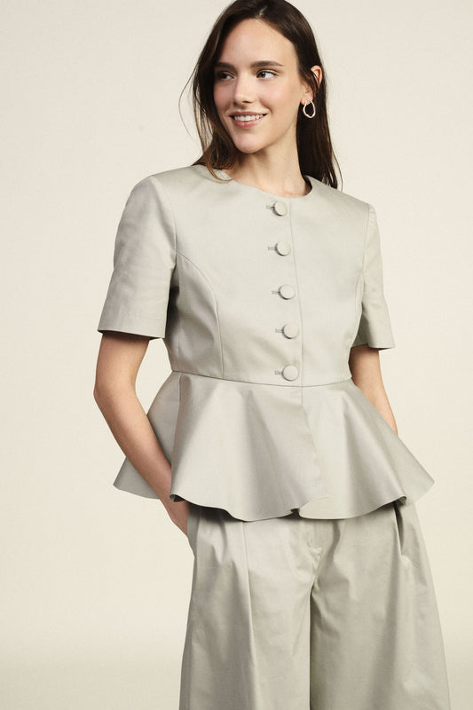 Blazer corto con bottoni rivestiti e peplum